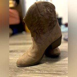 Fergalicious cowgirl boots